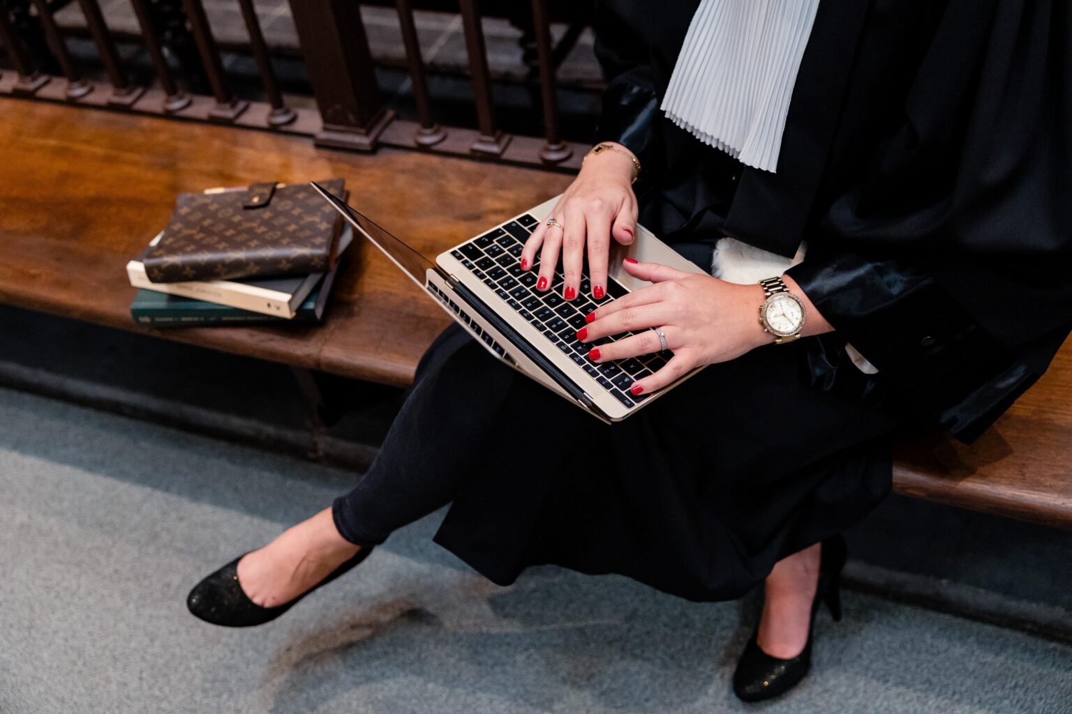 Julie Petersen werkt aan digitaal strafdossier op laptop