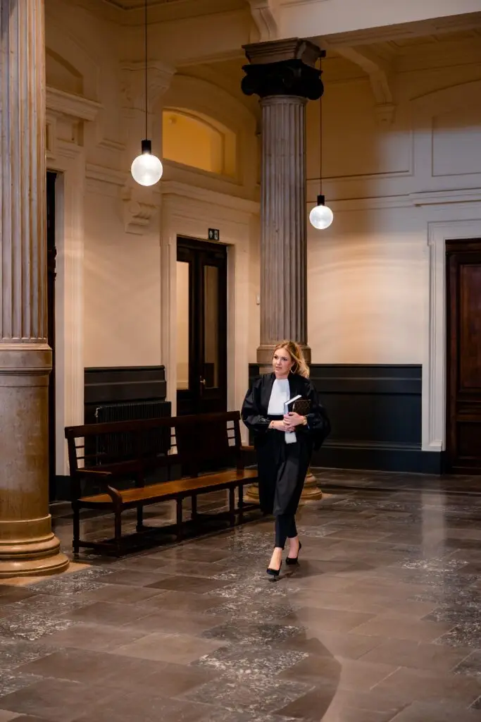 Julie Petersen in toga in gerechtelijke omgeving